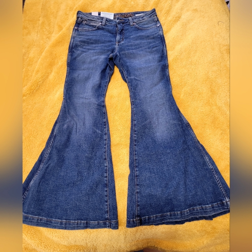 New W/tags Wrangler trumpet flare jeans